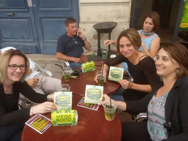 Une tablée de participants avec leurs pass de la Fête du Mojito