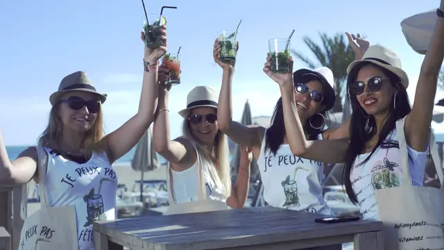Fans de mojito en tee-shirt « Je peux pas, j'ai mojito » sur la plage