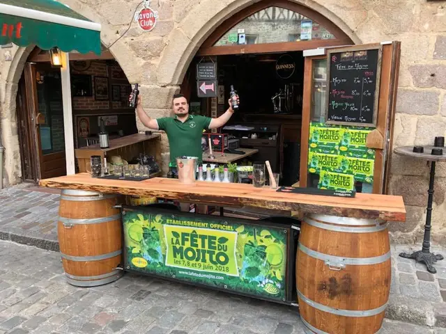 Stand de la Fête du Mojito devant un bar, 2018